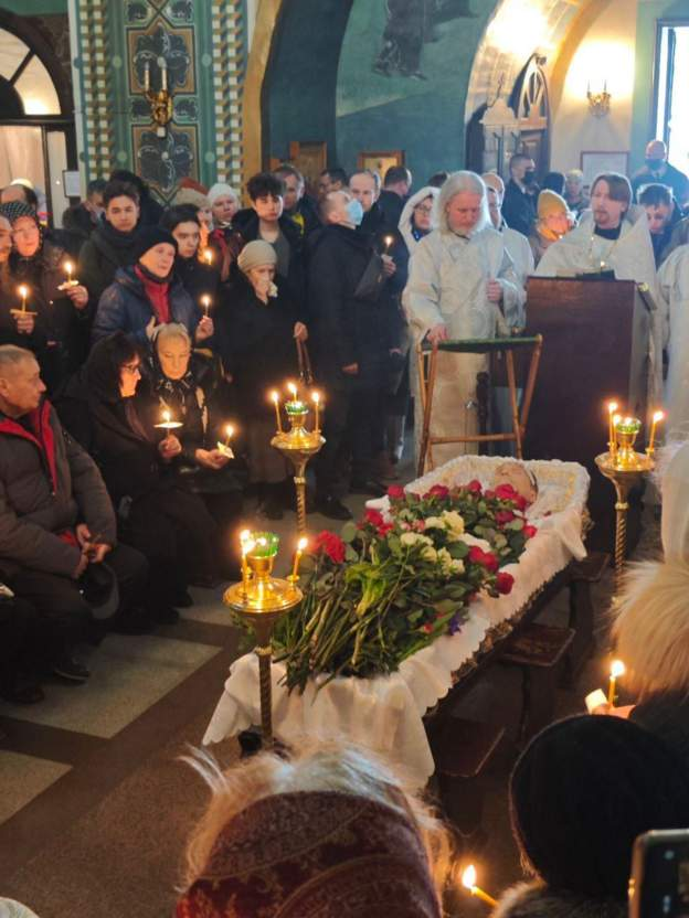 俄反对派领袖纳瓦利内葬礼在俄举行 上千人聚集哀悼